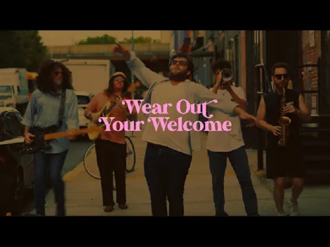 grits-lan-a-o-marcante-videoclipe-de-wear-out-your-welcome-roadie-music